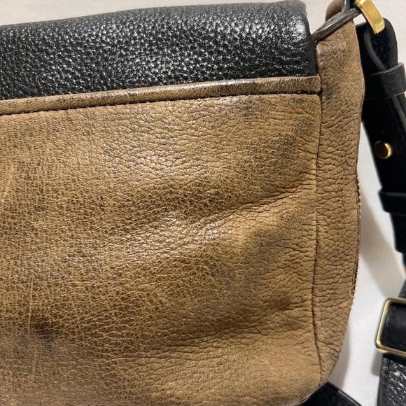 Fossil small crossbody with strap color is black and olive - Picture 3 of 7